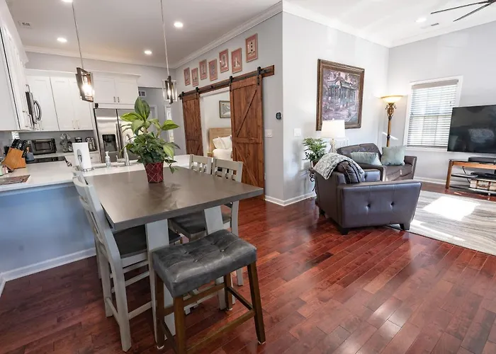 Remodeled Historic House Walkable To Everything