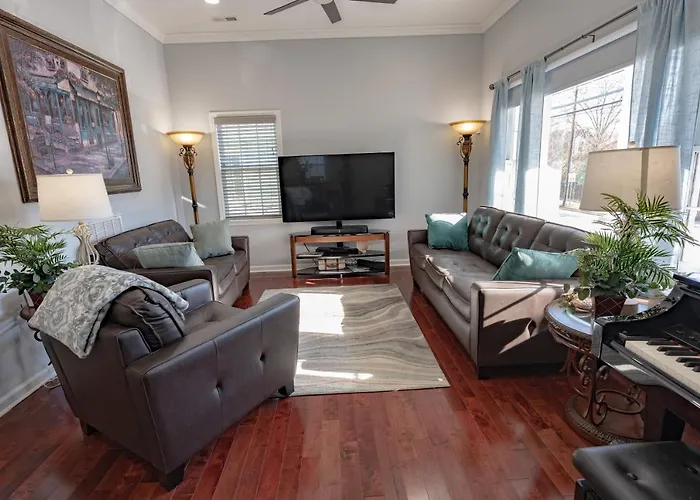 Remodeled Historic House Walkable To Everything