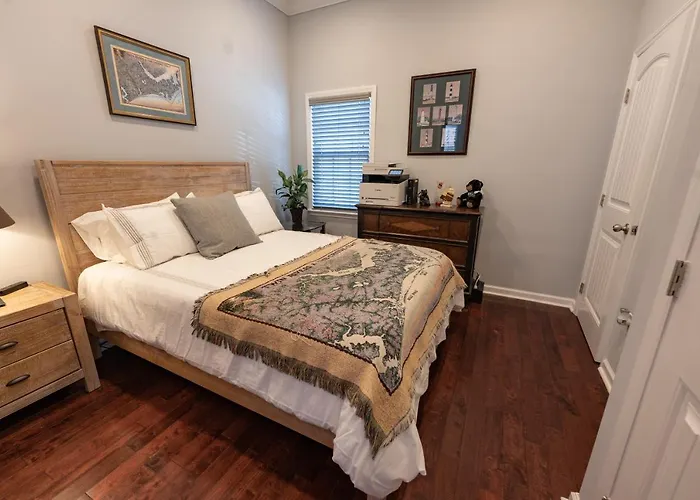Remodeled Historic House Walkable To Everything